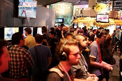 E3 2011פ򿶤֤äơ򤷤4GameråդԽ嵭Ǻ