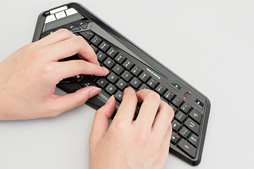 画像集#011のサムネイル/Mad Catz「S.T.R.I.K.E. M」レビュー。PCとMac，Android，iOS対応の“見た目最重視”なBluetoothキーボードをPS4で使ってみた